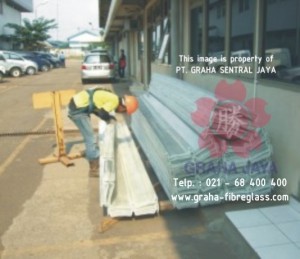 Atap transparan fiberglass pada projek renovasi gedung pabrik/industri